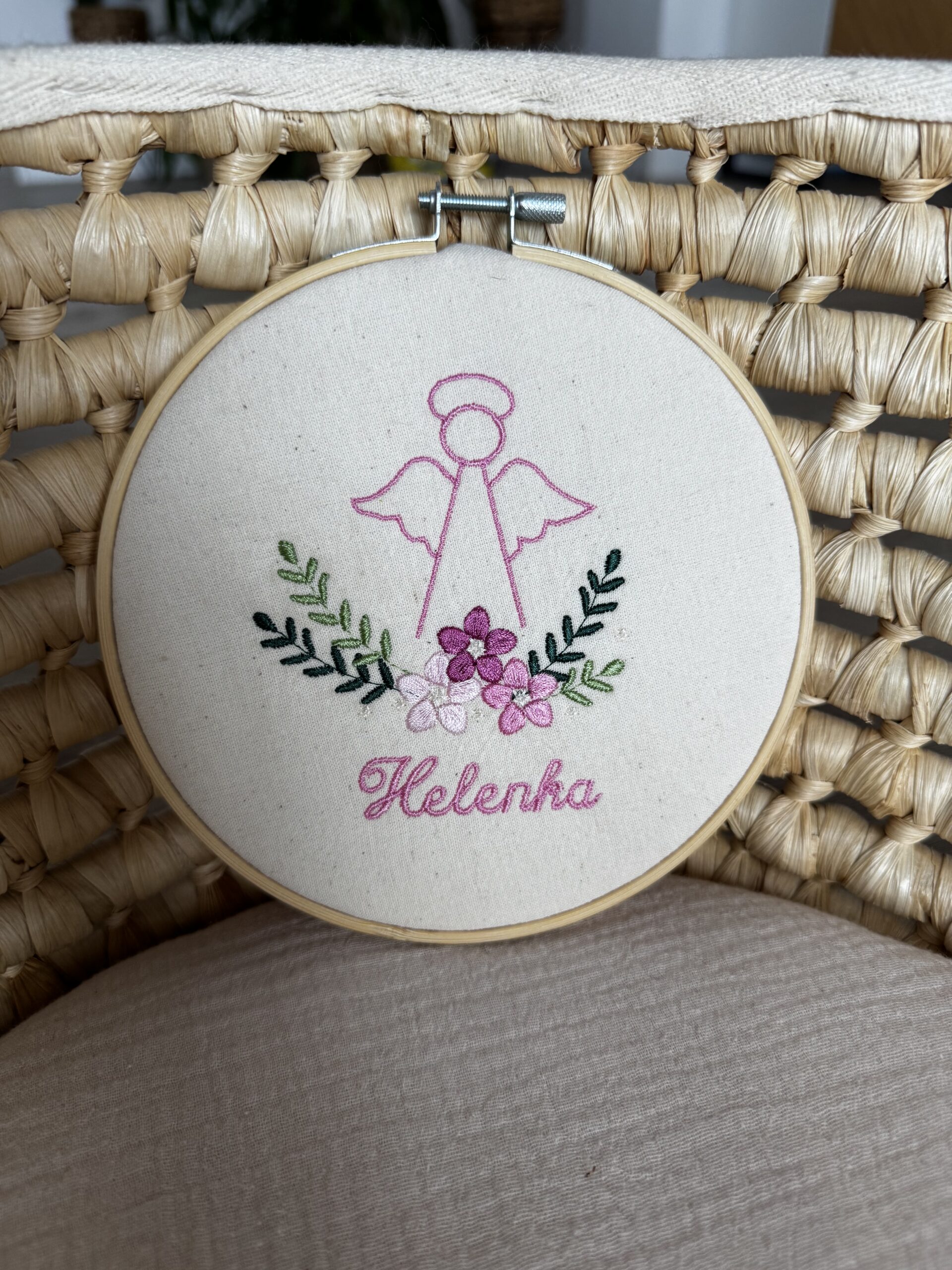 🕊️ Tamborek haftowany na chrzest dla dziewczynki – metryczka, wyjątkowa pamiątka na całe życie