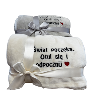 koc z haftem "Świat poczeka. Otul się i odpocznij" + personalizacja - idealny prezent na dzień kobiet, urodziny